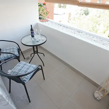 Charming Maraska شقة